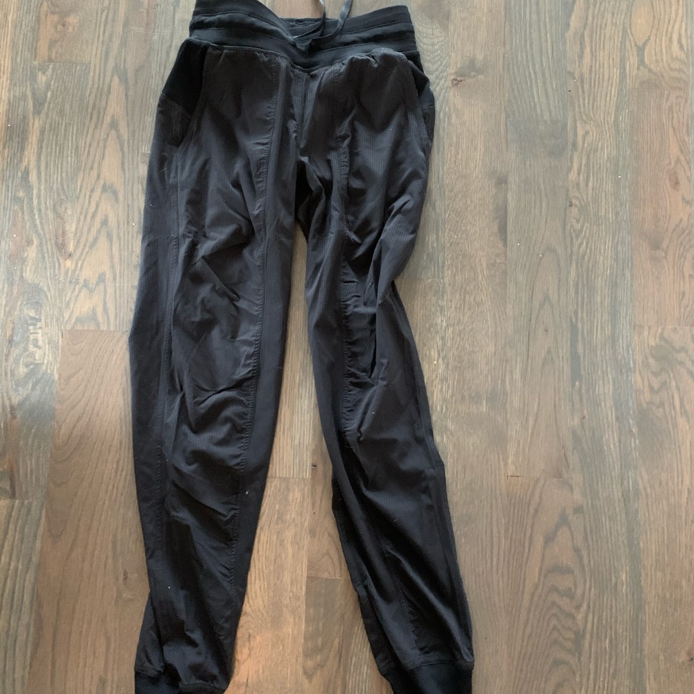 lululemon joggers cuffed. size 2 woman’s